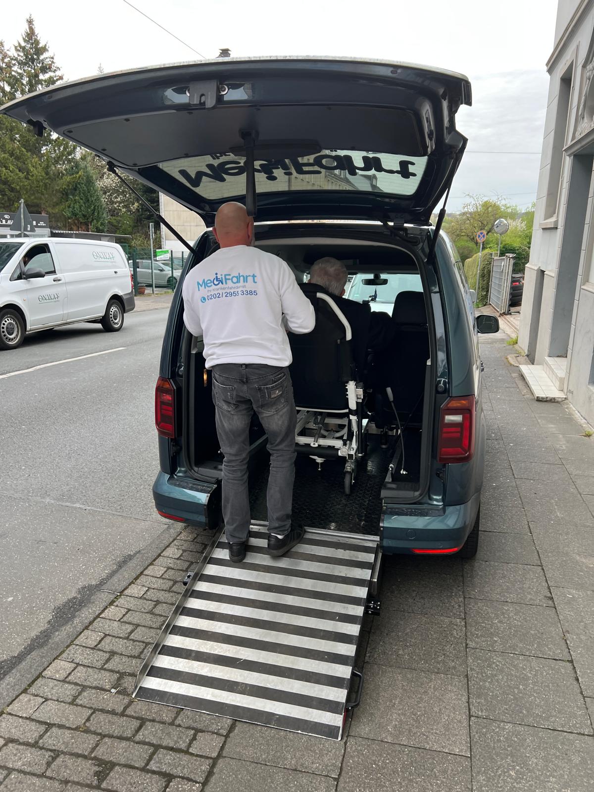 Fahrer von MediFahrt beim Krankenfahrdienst in Wuppertal